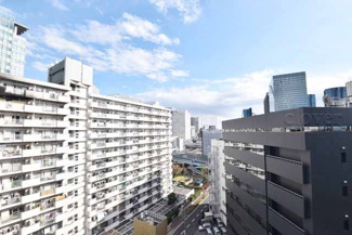 【展望】 | 眼前に広がる空の雄大さと、このお部屋の自慢の一つである「眺望」をご覧ください。毎日、この景色を独り占めできる新生活に夢が広がります。～即日のご見学可能～　お問合せはお気軽にどうぞ。