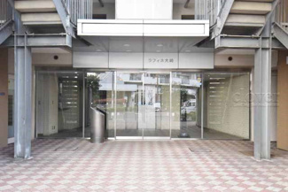 【エントランス】 | オートロックを備えた、マンションのエントランス。やはりセキュリティの観点は欠かすことができません。皆様を“安全”に送り出し、出迎えてくれます。～即日のご見学可能～　お問合せはお気軽にどうぞ。