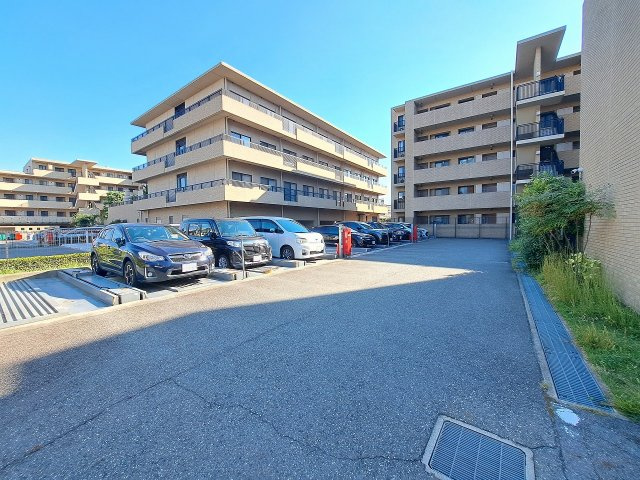 ハイツ甲四公園の駐車場