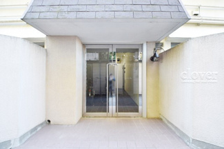【エントランス】 | お客様を、そして住人を出迎えてくれるマンションのエントランス。ゴミが落ちていないことからも、管理状態の良さや住民の節度の高さが見て取れます。～即日のご見学可能～　お問合せはお気軽にどうぞ。