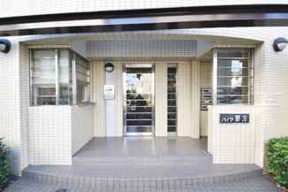 【エントランス】 | オートロックを備えた、マンションのエントランス。やはりセキュリティの観点は欠かすことができません。皆様を“安全”に送り出し、出迎えてくれます。～即日のご見学可能～　お問合せはお気軽にどうぞ。