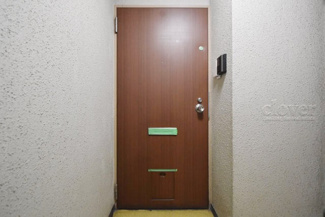 【その他共用部分】 | 皆様をお迎えする、お部屋の玄関ドア。開けやすさや開放角度、ドアノブの操作しやすさや鍵の形状などを、現地で一度ご確認ください。～即日のご見学可能～　お問合せはお気軽にどうぞ。
