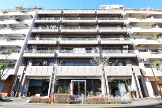 【外観】 | 青空によく映える建物です。手入れの行き届いた外壁やマンション正面エントランスなど、綺麗な姿をぜひ一度、現地にてご覧ください。～即日のご見学可能～　お問合せはお気軽にどうぞ。