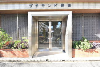 【エントランス】 | 夜間オートロックを備えたマンションのエントランス。時間を区切って皆様の「安全」を確保してくれる設備です。うれしくも安心感のある機能性です。～即日のご見学可能～　お問合せはお気軽にどうぞ。