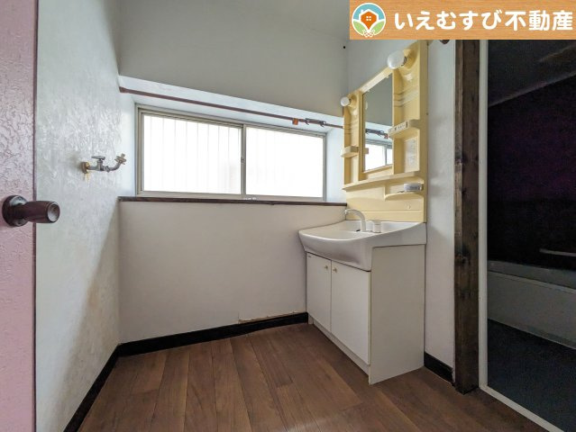 熊谷市原島　中古戸建の独立洗面台|ゆとりの広さの洗面室