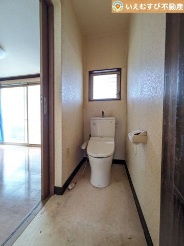 熊谷市原島　中古戸建のトイレ|窓付きで明るく、シンプルな空間