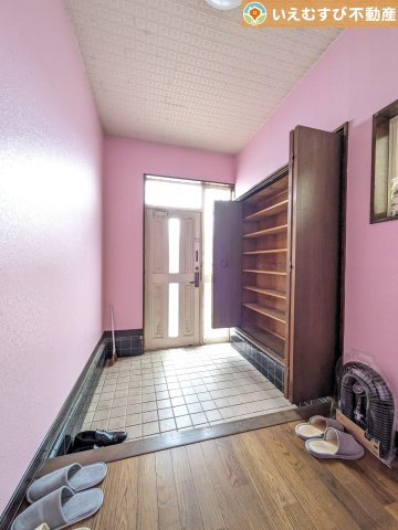 熊谷市原島　中古戸建の玄関|玄関がいつも片づく大容量シューズボックス