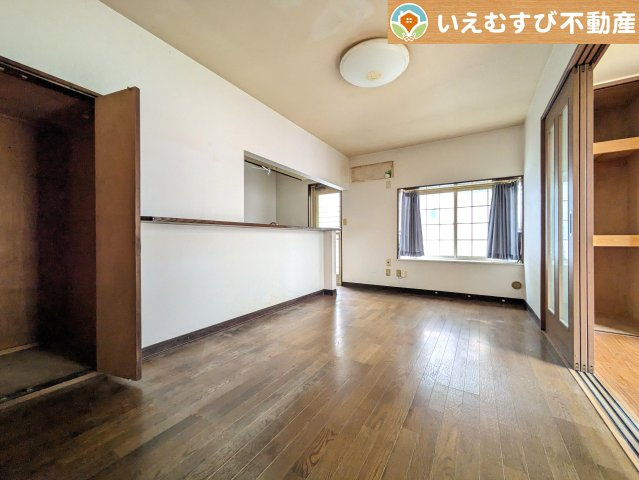 熊谷市原島　中古戸建の居間・リビング|自然光で満たされる明るく開放感溢れるリビング