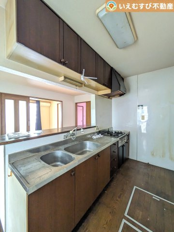 熊谷市原島　中古戸建のキッチン|リビングのお子様を見守りながらお料理ができる対面キッチン