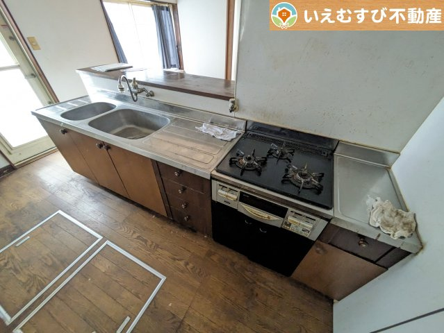 熊谷市原島　中古戸建のキッチン|対面キッチンでリビングを見渡せる
