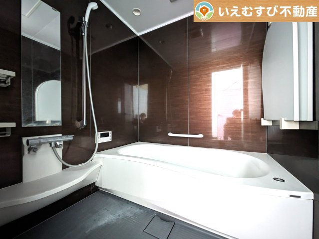 熊谷市原島　中古戸建の浴室|ブラウンの壁面はモダンで高級感のある雰囲気