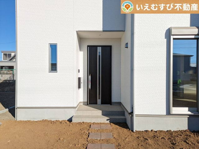 羽生市藤井上組2期のエントランス|セキュリティ充実で安心・安全の暮らしを提供
