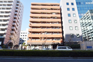 【外観】 | 手入れの行き届いた外壁やエントランスなど、「見ればわかる」レベルで清潔感を保ったマンションです。築年数を感じさせない姿で皆様をお出迎えします。～即日のご見学可能～　お問合せはお気軽にどうぞ。