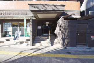 【エントランス】 | お客様を、そして住人を出迎えてくれるマンションのエントランス。ゴミが落ちていないことからも、管理状態の良さや住民の節度の高さが見て取れます。～即日のご見学可能～　お問合せはお気軽にどうぞ。