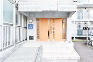 【エントランス】 | オートロックを備えた、マンションのエントランス。やはりセキュリティの観点は欠かすことができません。皆様を“安全”に送り出し、出迎えてくれます。～即日のご見学可能～　お問合せはお気軽にどうぞ。