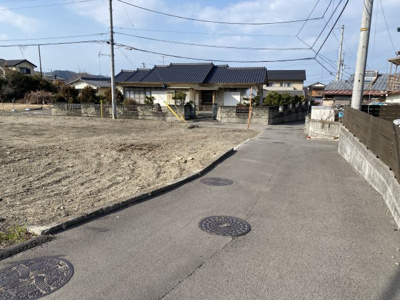 【前面道路含む現地写真】 | 中村3丁目　売土地 | 東側の道路(幅員約3ｍ)