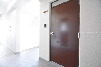 【その他共用部分】 | 皆様をお迎えする、お部屋の玄関ドア。開けやすさや開放角度、ドアノブの操作しやすさや鍵の形状などを、現地で一度ご確認ください。～即日のご見学可能～　お問合せはお気軽にどうぞ。