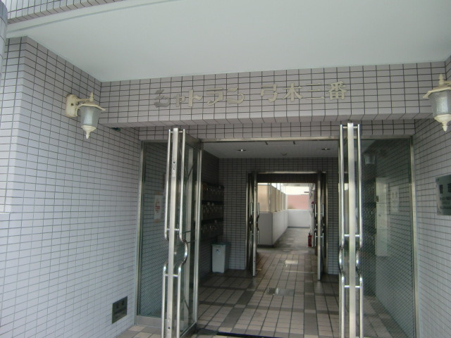 シャトラン弓木三番館のエントランス