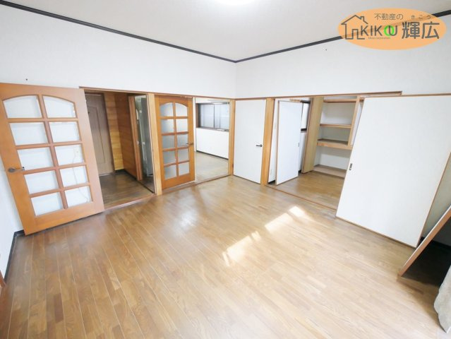 加古川市西神吉町岸　中古戸建の洋室|洋室はダイニングと繋がっております。掃き出し窓から日差し入る明るい洋室です。