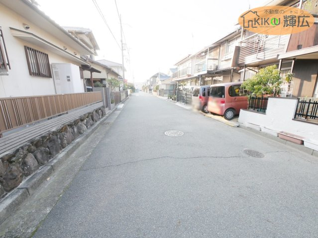 加古川市西神吉町岸　中古戸建の前面道路含む現地写真