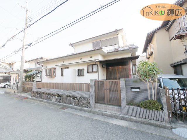 加古川市西神吉町岸　中古戸建の玄関
