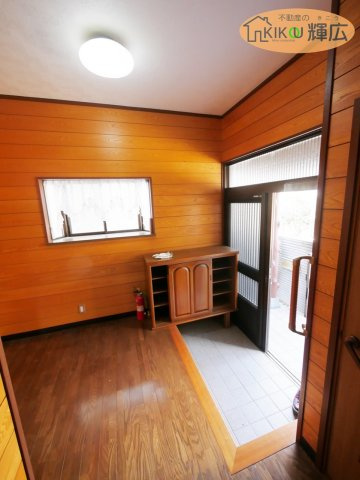 加古川市西神吉町岸　中古戸建の玄関