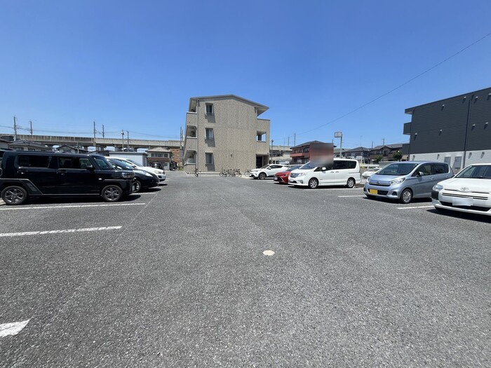 グロース小山の駐車場