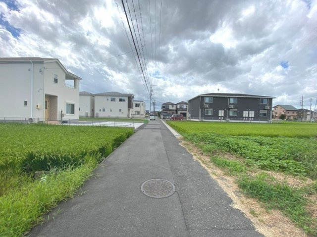【商談中】未入居住宅　グローバルガーデン　一宮市馬見塚　全２区画分譲の前面道路含む現地写真