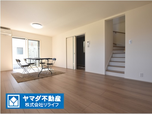 【商談中】未入居住宅　グローバルガーデン　一宮市馬見塚　全２区画分譲の居間・リビング