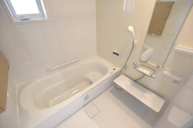 【商談中】未入居住宅　グローバルガーデン　一宮市馬見塚　全２区画分譲の浴室