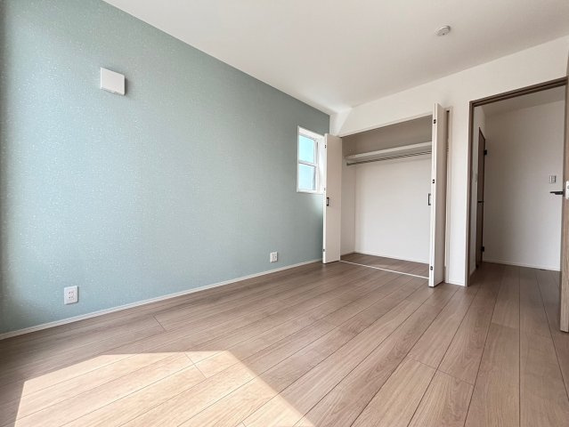 グローバルガーデン　一宮市浅井町　全5区画分譲の洋室|全居室にたっぷり収納できる大型収納を設置。窓ガラスは断熱性能や結露防止効果の高いペアガラスです。