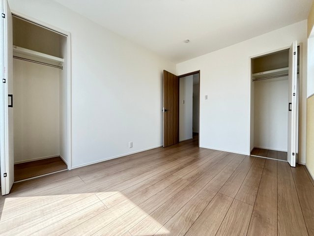 【商談中】グローバルガーデン　一宮市浅井町　全5区画分譲の洋室|全居室にたっぷり収納できる大型収納を設置。窓ガラスは断熱性能や結露防止効果の高いペアガラスです。