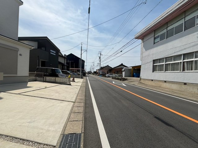 【商談中】グローバルガーデン　一宮市浅井町　全5区画分譲の前面道路含む現地写真|■前面道路　■ヤマダ不動産　株式会社リライフ　一宮店　■夢のマイホーム購入をフルサポートします！