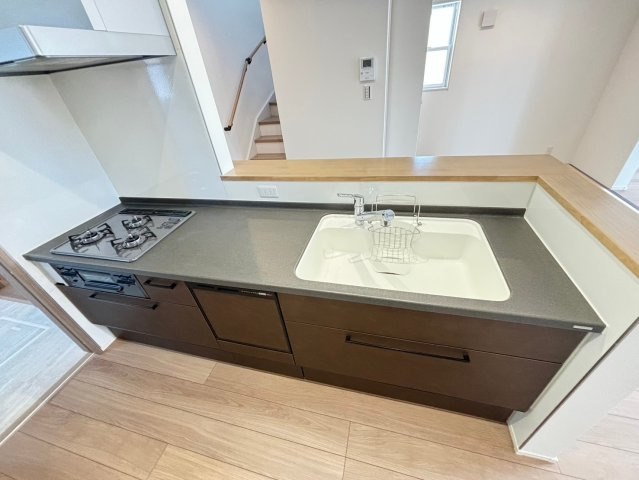 【商談中】グローバルガーデン　一宮市浅井町　全5区画分譲のキッチン|機能的なシステムキッチンです。収納力に優れた大容量の引出しでキッチン回りがスッキリ片付きます。