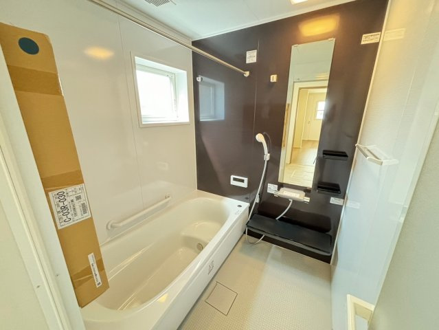 グローバルガーデン　一宮市浅井町　全5区画分譲の浴室|１坪タイプのバリアフリー設計でゆったりとくつろげる浴室・浴槽です。タイル床でカビの発生を抑制します。