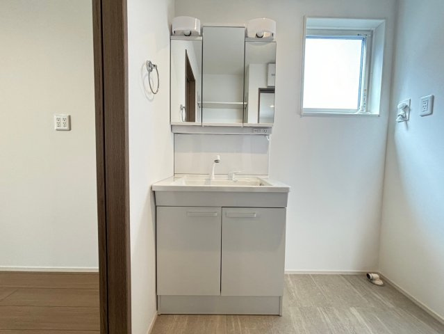 グローバルガーデン　一宮市浅井町　全5区画分譲の独立洗面台|洗面洗髪化粧台です。物件により三面鏡または一面鏡の場合があります。詳しくは担当者までお問合せ下さい。