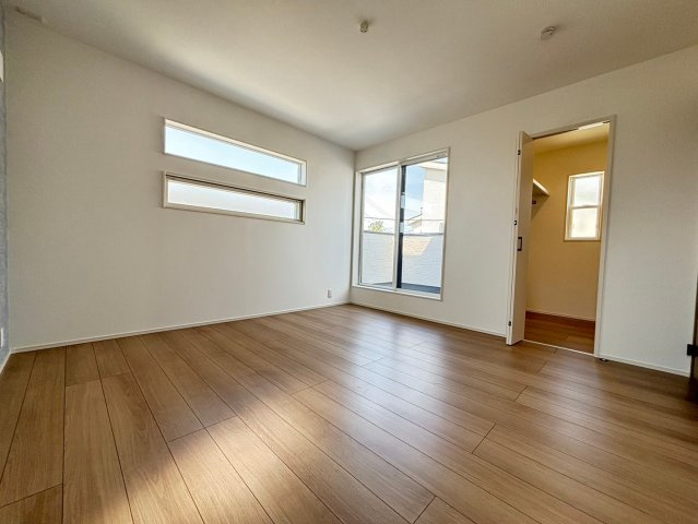 【商談中】グローバルガーデン　一宮市浅井町　全5区画分譲の寝室|全居室にたっぷり収納できる大型収納を設置。窓ガラスは断熱性能や結露防止効果の高いペアガラスです。