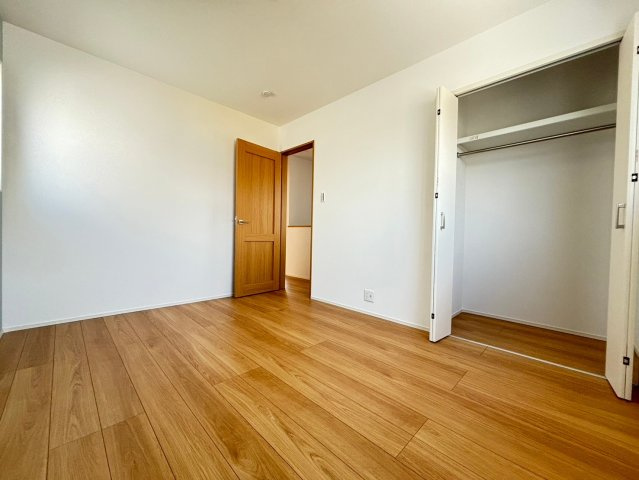 戸建　グローバルガーデン　一宮市浅井町　全5区画分譲の洋室|全居室にたっぷり収納できる大型収納を設置。窓ガラスは断熱性能や結露防止効果の高いペアガラスです。