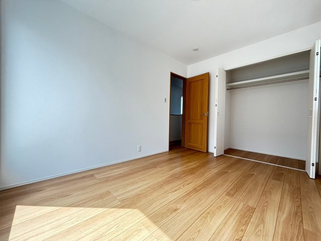 戸建　グローバルガーデン　一宮市浅井町　全5区画分譲の洋室|全居室にたっぷり収納できる大型収納を設置。窓ガラスは断熱性能や結露防止効果の高いペアガラスです。