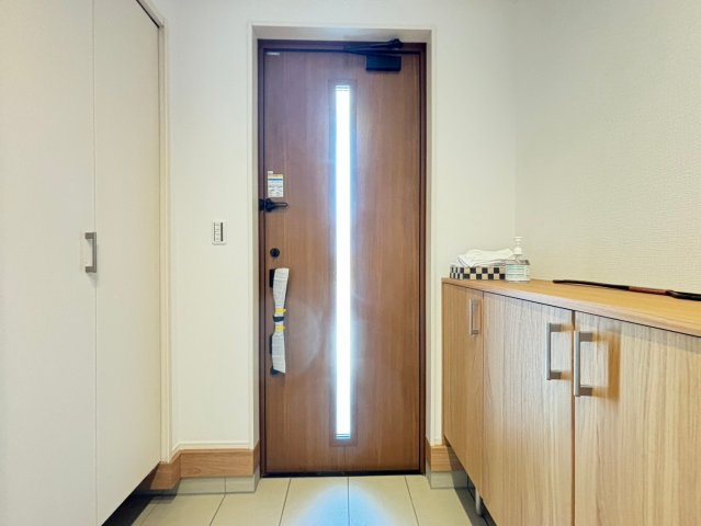 【商談中】グローバルガーデン　一宮市浅井町　全5区画分譲の玄関|大容量のシューズ収納付きで玄関周りもすっきり！玄関ドアからの光が玄関ホールを明るくしてくれます。