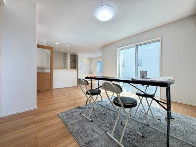 戸建　グローバルガーデン　一宮市浅井町　全5区画分譲の居間・リビング|南向きで日当たりもよく大きな窓がリビング全体に光と風を運びます。ご家族でゆとりある暮らしができます。