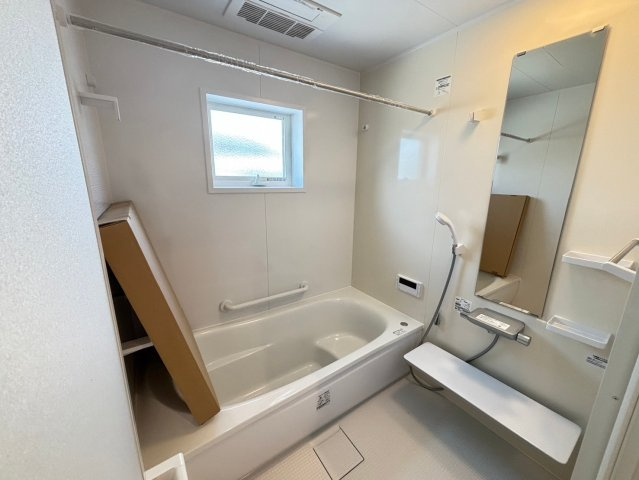 【商談中】グローバルガーデン　一宮市浅井町　全5区画分譲の浴室|１坪タイプのバリアフリー設計でゆったりとくつろげる浴室・浴槽です。タイル床でカビの発生を抑制します。