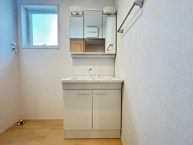 【商談中】グローバルガーデン　一宮市浅井町　全5区画分譲の独立洗面台|洗面洗髪化粧台です。物件により三面鏡または一面鏡の場合があります。詳しくは担当者までお問合せ下さい。