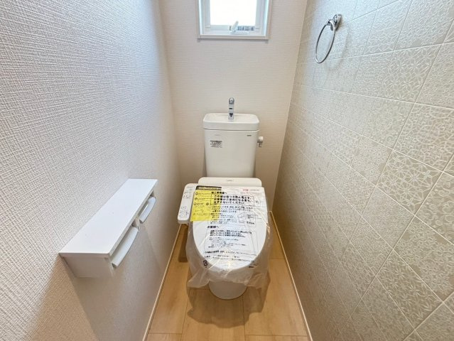 【商談中】グローバルガーデン　一宮市浅井町　全5区画分譲のトイレ|節水省エネの暖房便座シャワートイレです。お掃除のしやすさを究めたフチなし形状でお手入れ楽々。