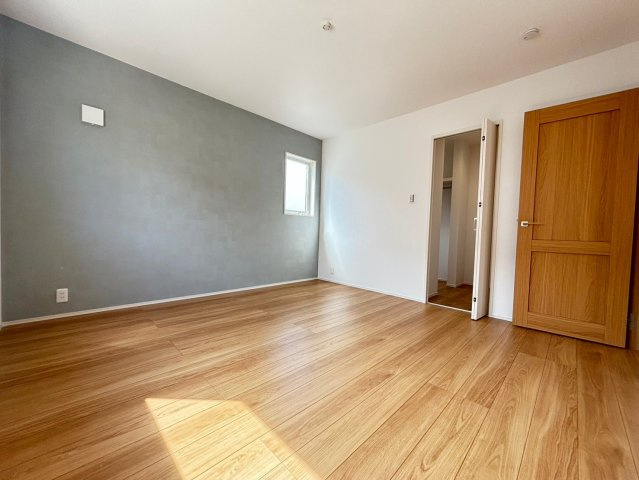 【商談中】グローバルガーデン　一宮市浅井町　全5区画分譲の寝室|全居室にたっぷり収納できる大型収納を設置。窓ガラスは断熱性能や結露防止効果の高いペアガラスです。