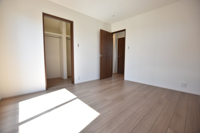 グローバルガーデン　丹羽郡扶桑町南山名　全6区画分譲の洋室|全居室にたっぷり収納できる大型収納を設置。窓ガラスは断熱性能や結露防止効果の高いペアガラスです。