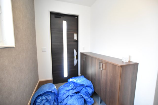 グローバルガーデン　丹羽郡扶桑町南山名　全6区画分譲の玄関|大容量のシューズ収納付きで玄関周りもすっきり！玄関ドアからの光が玄関ホールを明るくしてくれます。