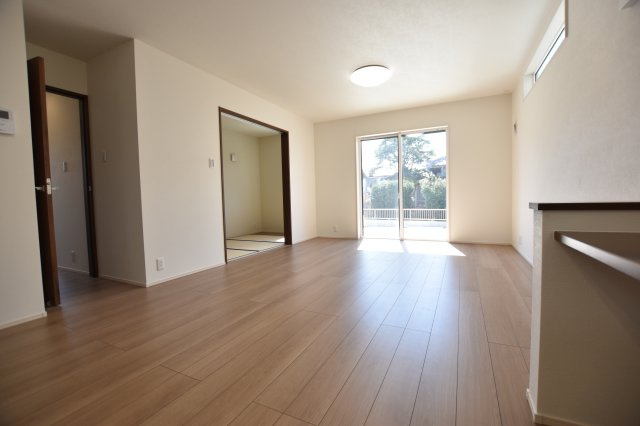 グローバルガーデン　丹羽郡扶桑町南山名　全6区画分譲の居間・リビング|南向きで日当たりもよく大きな窓がリビング全体に光と風を運びます。ご家族でゆとりある暮らしができます。