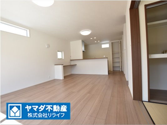 グローバルガーデン　丹羽郡扶桑町南山名　全6区画分譲の居間・リビング|南向きで日当たりもよく大きな窓がリビング全体に光と風を運びます。ご家族でゆとりある暮らしができます。