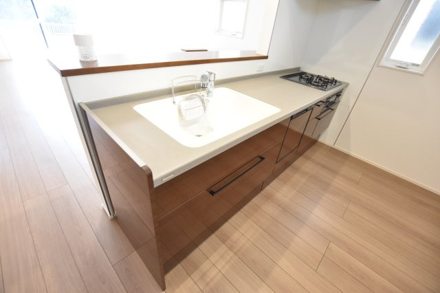 グローバルガーデン　丹羽郡扶桑町南山名　全6区画分譲のキッチン|機能的なシステムキッチンです。収納力に優れた大容量の引出しでキッチン回りがスッキリ片付きます。